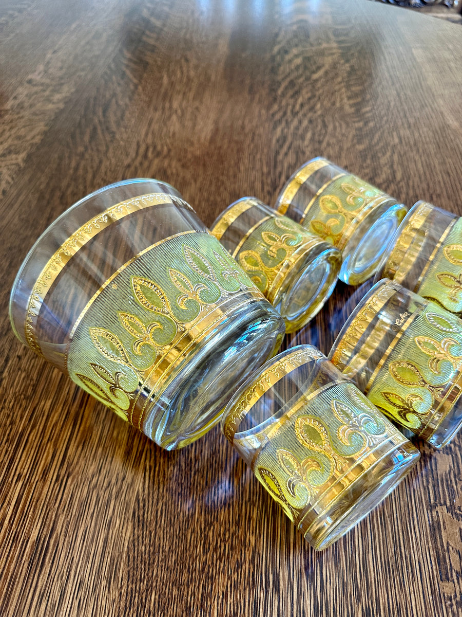 Niet Of Onleesbaar Gesigneerd - Elegante Decanter / Karaf Op Voet Met 6 Cognac Glazen Met Verzilverde Decoratie Niet Of Onleesbaar Gesigneerd - Elegante Decanter / Karaf Op Voet Met 6 Cognac Glazen Met Verzilverde Decoratie